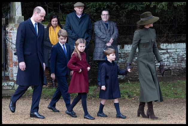 . 25 12 2022. Sandringham , United Kingdom. Prince William and Kate Middleton , the Prince and Princess of Wales, along with their children Prince George, Princess Charlotte and Prince Louis leaving the Christmas Day church service at Sandringham, United Kingdom.  xStephenxLockx xi-Imagesx IIM-24035-0071