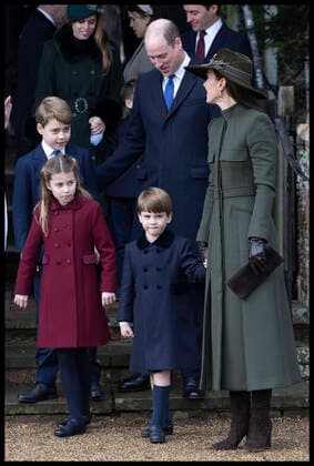 . 25 12 2022. Sandringham , United Kingdom. Prince William and Kate Middleton , the Prince and Princess of Wales, along with their children Prince George, Princess Charlotte and Prince Louis leaving the Christmas Day church service at Sandringham, United Kingdom.  xStephenxLockx xi-Imagesx IIM-24035-0092