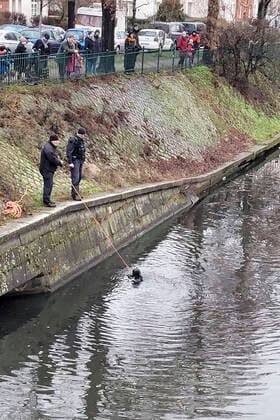 News Themen der Woche KW51 Taucheinsatz in Neukölln im Schiffahrtskanal. Suche nach der Beute aus dem Einbruch in die Schatzkammer des Grünen Gewölbes im Dresdner Residenzschloss. Taucheinsatz in Neukölln im Schiffahrtskanal. Suche nach der Beute aus dem Einbruch in die Schatzkammer des Grünen Gewölbes im Dresdner Residenzschloss. Clankriminalität, Neukölln, Kiehlufer, Bundespolizei, Verbrechen *** Diving operation in Neukölln in the Schiffahrtskanal Search for the loot from the burglary in the treasury of the Green Vault in the Dresden Residenzschloss Diving operation in Neukölln in the Schiffahrtskanal Search for the loot from the burglary in the treasury of the Green Vault in the Dresden Residenzschloss Clan crime, Neukölln, Kiehlufer, federal police, crime