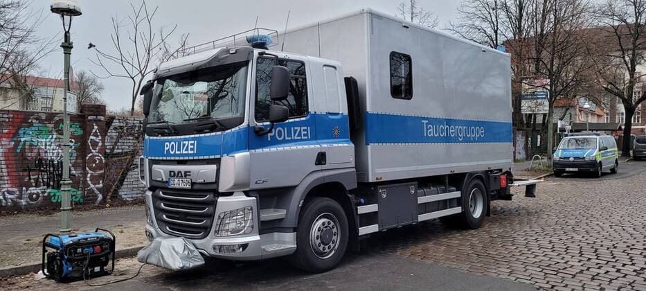 News Themen der Woche KW51 News Bilder des Tages Taucheinsatz in Neukölln im Schiffahrtskanal. Suche nach der Beute aus dem Einbruch in die Schatzkammer des Grünen Gewölbes im Dresdner Residenzschloss. Taucheinsatz in Neukölln im Schiffahrtskanal. Suche nach der Beute aus dem Einbruch in die Schatzkammer des Grünen Gewölbes im Dresdner Residenzschloss. Clankriminalität, Neukölln, Kiehlufer, Bundespolizei, Verbrechen *** Diving operation in Neukölln in the Schiffahrtskanal Search for the loot from the burglary in the treasury of the Green Vault in the Dresden Residenzschloss Diving operation in Neukölln in the Schiffahrtskanal Search for the loot from the burglary in the treasury of the Green Vault in the Dresden Residenzschloss Clan crime, Neukölln, Kiehlufer, federal police, crime