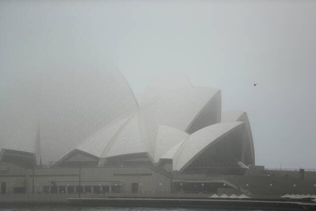News Themen der Woche KW52 SYDNEY HEAVY FOG, The Sydney Opera House is seen shrouded in fog in Sydney, Monday, December 26, 2022. Heavy fog has forced Sydney ferries to stop running with passengers urged to seek alternative transport. The NSW capital is blanketed in thick fog which the Bureau of Meteorology predicts to clear before the morning s out. ( NO ARCHIVING, EDITORIAL USE ONLY, NO USE IN BOOKS WITHOUT CONSENT SYDNEY NSW AUSTRALIA  Copyright: xJEREMYxNGx 20221226001745924647