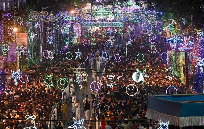 News Themen der Woche KW51 News Bilder des Tages KOLKATA, INDIA - DECEMBER 25: Huge cwowd enjoy illuminated Park Street on Christmas Day at Park Street on December 25, 2022 in Kolkata, India. (Photo by Samir Jana Hindustan Times) Christmas Celebrations In India