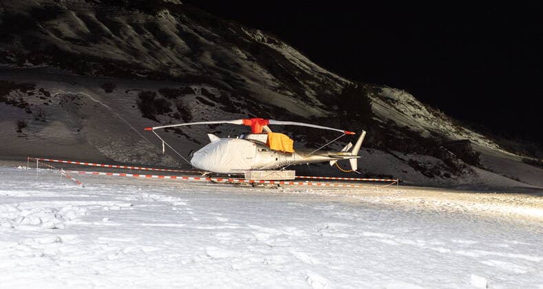 News Themen der Woche KW51 News Bilder des Tages Lech 25.12.2022, Zürs, Lech, AUT, Lawinenabgang Lech am Arlberg, Im Skigebiet Lech-Zürs am Arlberg ist am Sonntagnachmittag gegen 15.00 Uhr eine Lawine abgegange, rund 200 Einsatzkräfte sind im Einsatz, im Bild Rettungshelikopter wartet neben der Flexenstrasse auf seinen Einsatz. Suche nach Verschütteten läuft in der Nacht weiter. during the search for missing persons after an avalanche in Lech. An avalanche went off in the skiing area of Lech-Zurs on the Arlberg on Sunday afternoon at around 3.00 p.m. Around 200 emergency personnel are on duty. Zurs Lech, Austria on 2022 12 25. Expa *** Lech 25 12 2022, Zürs, Lech, AUT, avalanche Lech am Arlberg, In the ski resort of Lech Zürs am Arlberg, an avalanche went off on Sunday afterno  EP_rin