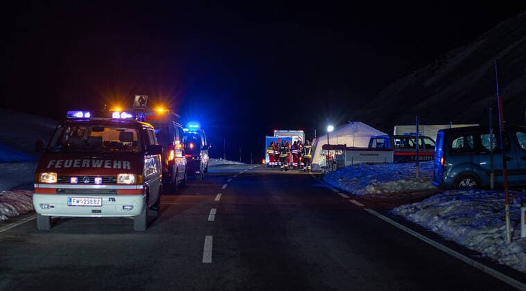 News Themen der Woche KW51 News Bilder des Tages Lech 25.12.2022, Zürs, Lech, AUT, Lawinenabgang Lech am Arlberg, Im Skigebiet Lech-Zürs am Arlberg ist am Sonntagnachmittag gegen 15.00 Uhr eine Lawine abgegange, rund 200 Einsatzkräfte sind im Einsatz, im Bild Übersicht Einsatzzentrale Zürs during the search for missing persons after an avalanche in Lech. An avalanche went off in the skiing area of Lech-Zurs on the Arlberg on Sunday afternoon at around 3.00 p.m. Around 200 emergency personnel are on duty. Zurs Lech, Austria on 2022 12 25. Expa *** Lech 25 12 2022, Zürs, Lech, AUT, avalanche Lech am Arlberg, An avalanche went off in the skiing area of Lech Zürs on the Arlberg on Sunday afternoon at around 3 00 p.m., about 200 emergency personnel are on duty, in picture Overview  EP_rin