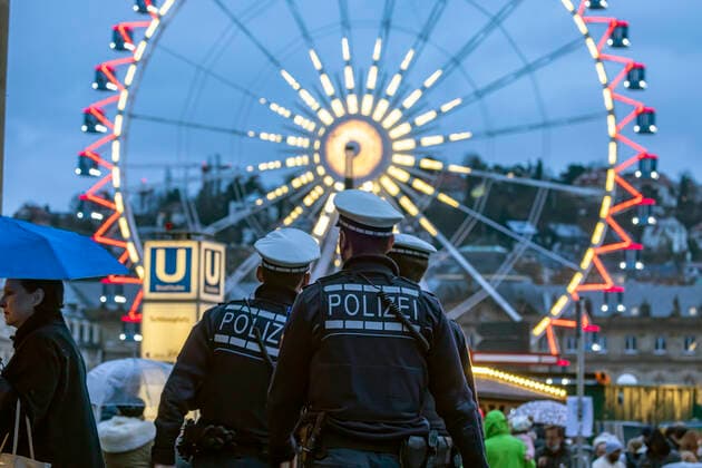 Polizisten auf Streife. Schlossplatz Stuttgart mit Riesenrad. 23.12.2022: DEU, Stuttgart, Baden-Württemberg, Deutschland. *** Police officers on patrol Stuttgart castle square with Ferris wheel 23 12 2022 DEU, Stuttgart, Baden Württemberg, Germany