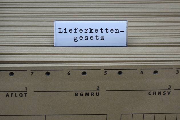 Hängeregister und Lieferkettengesetz Hängeregister und Lieferkettengesetz, 26.12.2022, Borkwalde, Brandenburg, An einem Hängeregister steht der Schriftzug Lieferkettengesetz. *** Hanging register and supply chain law Hanging register and supply chain law, 26 12 2022, Borkwalde, Brandenburg, On a hanging register is the writing supply chain law