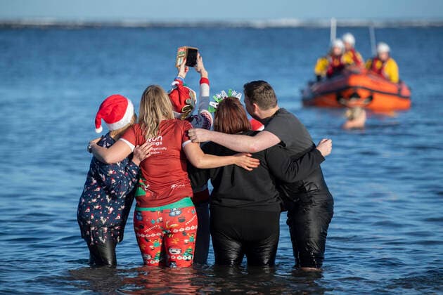 News Themen der Woche KW52 News Bilder des Tages Charity Boxing Day Dip In Redcar, UK Annual Boxing Day charity dip in the North Sea at Redcar in England on Monday 26th December 2022 Redcar United Kingdom  Copyright: xMIxNewsx originalFilename: 1020903763st.jpg