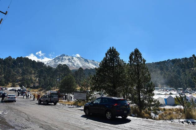 Tourists enjoy the snow in the Nevado de Toluca Volcano December 26 in Zinacantepec, Mexico :Hundreds of tourists visited the Nevado de Toluca Volcano Xinantecatl National Park due to the first snowfall of the year caused by the cold front number 19. on December 26 in Zinacantepec , MÃ xico. (Photo by Arturo Hernandez Eyepix Group) Copyright: xArturoxHernandezx xEyepixxGroupx AH_261222_31