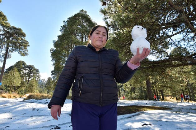 December 26 in Zinacantepec, Mexico :Hundreds of tourists visited the Nevado de Toluca Volcano Xinantecatl National Park due to the first snowfall of the year caused by the cold front number 19. on December 26 in Zinacantepec , Mo xico. Zinacantepec Mexico - ZUMAe321 20221226_zia_e321_090 Copyright: xArturoxHernandezx