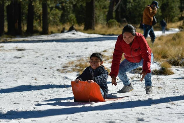 December 26 in Zinacantepec, Mexico :Hundreds of tourists visited the Nevado de Toluca Volcano Xinantecatl National Park due to the first snowfall of the year caused by the cold front number 19. on December 26 in Zinacantepec , Mo xico. Zinacantepec Mexico - ZUMAe321 20221226_zia_e321_094 Copyright: xArturoxHernandezx