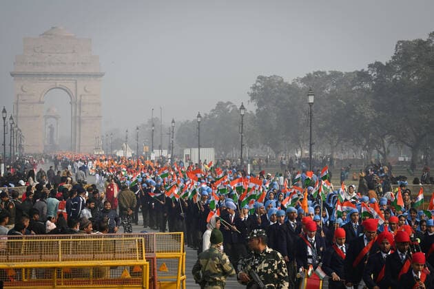News Themen der Woche KW52 News Bilder des Tages NEW DELHI, INDIA DECEMBER 26: School children along with Army Bands participate in a parade marking the Veer Bal Diwas at Kartavya Path near India Gate on December 26, 2022 in New Delhi, India. On 9th January 2022, the day of the Prakash Purab of Sri Guru Gobind Singh Ji, the Prime Minister had announced that 26th December would be observed as ?Veer Bal Diwas?, to mark the martyrdom of sons of Sri Guru Gobind Singh - Sahibzadas Baba Zorawar Singh Ji and Baba Fateh Singh Ji.(Photo by Sanchit Khanna Hindustan Times) Parade March At Kartvya Path On Occasion Of First Veer Bal Diwas