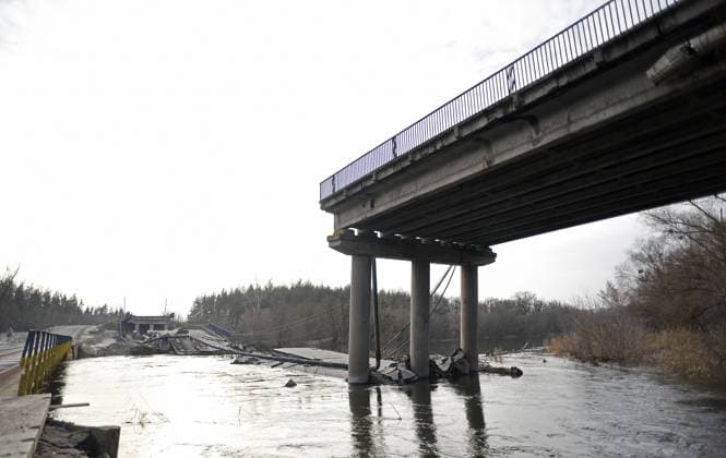 Izium after Russian occupation IZIUM, UKRAINE - DECEMBER 25, 2022 - A bridge destroyed in the shelling of Russian troops is pictured in Izium liberated from Russian occupiers, Kharkiv Region, northeastern Ukraine.NO USE RUSSIA. NO USE BELARUS. Izium Kharkiv Region Ukraine  Copyright: xKaniukaxRuslanx originalFilename: ukrinform-iziumaft221225_npWpI.jpg