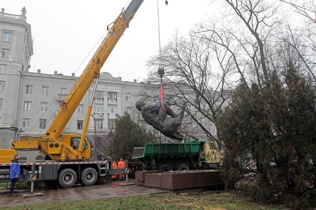 DNIPRO, UKRAINE - DECEMBER 26, 2022 - The monument to Russian writer and socialist political thinker and proponent Maxim Gorky is being removed, Dnipro, central Ukraine. Maxim Gorky monument toppled in Dnipro  Copyright: xMykolaxMiakshykovx