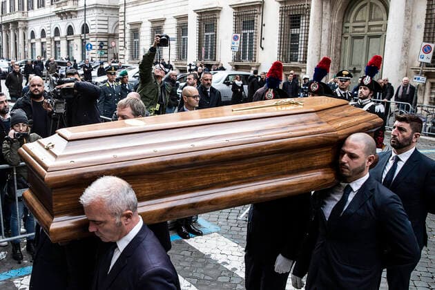 News Themen der Woche KW52 News Bilder des Tages December 27, 2022, Roma, Italia: The coffin of the President of the Council of State, former Italian Foreign Minister and EU commissioner Franco Frattini, is carried on his shoulders to officiate the state funeral in the Basilica dei Santi Apostoli in Rome, Italy, 27 December 2022. ANSA ANGELO CARCONI Roma Italia  - ZUMAa110 20221227_zaf_a110_002 Copyright: xAngeloxCarconix
