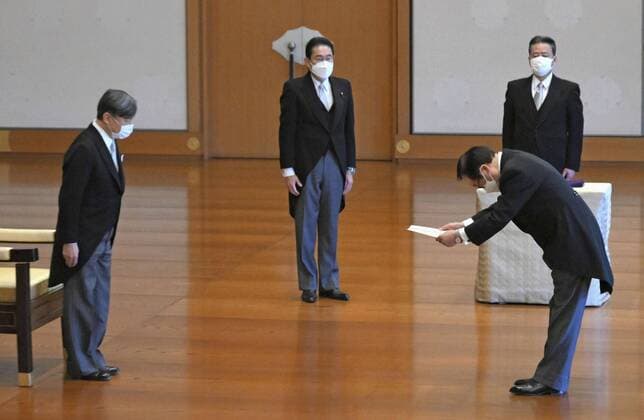 News Themen der Woche KW52 News Bilder des Tages Japan s new reconstruction minister Watanabe New Japanese reconstruction minister Hiromichi Watanabe (R) attends an attestation ceremony with Emperor Naruhito (far L) at the Imperial Palace in Tokyo on Dec. 27, 2022. Seen second from left is Prime Minister Fumio Kishida. (Pool photo)  A14AA0001379675P