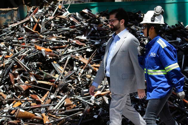 News Themen der Woche KW52 News Bilder des Tages Santiago, 27 de Diciembre 2022. El Presidente Gabriel Boric realiza visita inspectiva de destruccion de armas, en el contexto del cumplimiento de la pol’tica de tolerancia cero a Žstas, la actividad se realizo en la empresa de Aceros AZA Javier Salvo Aton Chile, Santiago Chile Aton_668813 *** Santiago, December 27, 2022 President Gabriel Boric carries out an inspection visit of weapons destruction, in the context of compliance with the policy of zero tolerance to weapons, the activity took place in the company Aceros AZA Javier Salvo Aton Chile, Santiago Chile Aton Chile Aton 668813  Copyright: JAVIERxSALVO ATONxCHILE