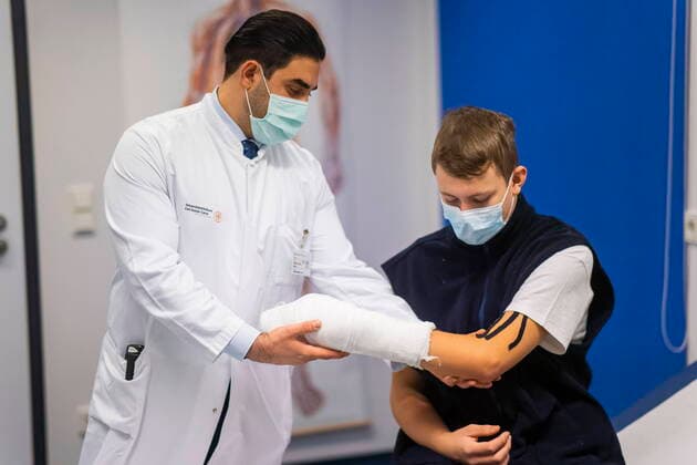 News Themen der Woche KW52 News Bilder des Tages Silvester-Spaß mit brutaler Sprengkraft: Handchirurgen warnen vor Leichtsinn Dr. Seyed-Arash Alawi, Handchirurg. Unerwartet explodierter Knaller verursachte schwerste Handverletzungen und Amputation mehrerer Finger. Hochspezialisiertes Team setzt auf komplexe OP-Techniken und moderne Wundversorgung. Chirurgenteams des Uniklinikums Dresden befürchten für diesen Jahreswechsel eine besonders hohe Zahl an Verletzten. Die erste schwere Explosionsverletzung dieses Winters registrierte das Universitätsklinikum Carl Gustav Carus Dresden bereits in der ersten Dezemberwoche. Ein in der Hand explodierter Silvester-Knaller sorgte bei einem Jugendlichen aus der Oberlausitz für schwerste Verletzungen. In einer mehr als zehnstündigen Operation ko