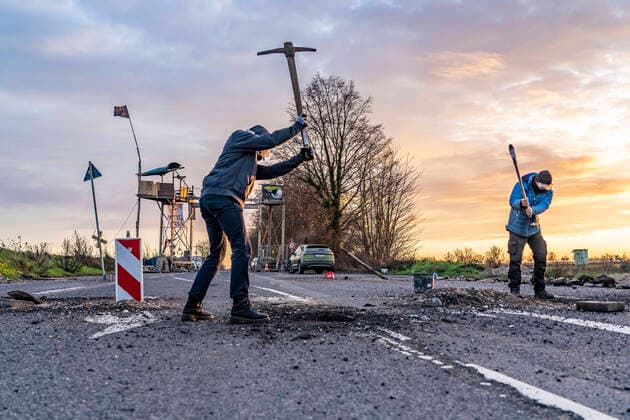 News Themen der Woche KW52 News Bilder des Tages Klimaaktivisten hacken den Asphalt einer Straße auf, um dort Hindernisse, Barrikaden, zu errichten um die Polizei an der Räumung des besetzten Weiler Lützerath zu hindern, die Reste des Dorfes sollen dem Braunkohleabbau weichen, eine Räumung steht bevor, NRW, Deutschland, Lützerath Klimaaktivisten *** Climate activists chop up the asphalt of a road to erect obstacles, barricades, to prevent police from evicting the occupied hamlet of Lützerath, the remains of the village are to make way for lignite mining, an eviction is imminent, NRW, Germany, Lützerath climate activists