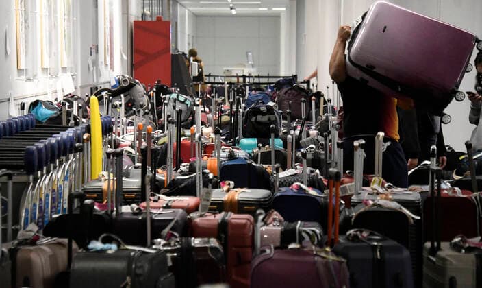 News Themen der Woche KW52 News Bilder des Tages Large amounts lost luggage pile up in the Southwest luggage terminal Tuesday, Los Angeles,CA USA. Dec 27, 2002. .Southwest Airlines has canceled hundreds of flights, all departing flights from Los Angeles International Airport and the Southern California region through Saturday, following days of widespread cancellations for the budget carrier at airports nationwide. .{Photo by GeneBlevins ZUMAPRESS) Los Angeles USA - ZUMAbl1_ 20221227_zaf_bl1_013 Copyright: xGenexBlevinsx
