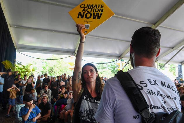 News Themen der Woche KW52 News Bilder des Tages ANTHONY ALBANESE WOODFORD FESTIVAL, A protester holds a sign as Prime Minister Anthony Albanese speaks during the Woodford Folk Festival in Woodford, 72km north of Brisbane, Wednesday, December 28, 2022. ( NO ARCHIVING, EDITORIAL USE ONLY, NO USE IN BOOKS WITHOUT CONSENT BRISBANE QLD AUSTRALIA  Copyright: xJONOxSEARLEx 20221228001746481373