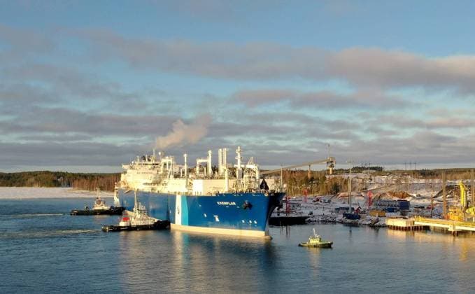 News Themen der Woche KW52 News Bilder des Tages Finnland, LNG-Spezialschiff FSRU Exemplar läuft in den Industriehafen von Helsinki ein Vessel FSRU Exemplar, the floating liquefied natural gas (LNG) terminal, chartered by Finland to replace Russian gas, at the Inkoo port, west of Helsinki, on December 28, 2022. Finland has agreed a 10-year charter for the Exemplar floating storage and regasification unit (FSRU) that will serve both its domestic and the Baltic market, providing additional resources as Europe grapples with an energy crisis. Inkoo Finland  Copyright: xJussixNukarix LKLAPX20221228130005GHEC
