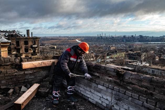 Ukraine-Krieg, Jahrestag der Invasion, Chronologie der Ereignisse, Archivbilder News Themen der Woche KW52 News Bilder des Tages Russia Ukraine Military Operation Repair Works 8349121 28.12.2022 A worker repairs the roof of a building, as Russia s military operation in Ukraine continues, in central Mariupol, Donetsk People s Republic, Russia. Valery Melnikov Sputnik Mariupol Donetsk People s Republic Russia  Copyright: xValeryxMelnikovx