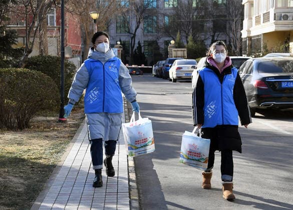 (221227) -- BEIJING, Dec. 27, 2022 -- Community workers deliver care packages to senior residents in a community in Yangfangdian Subdistrict of Haidian District in Beijing, capital of China, Dec. 27, 2022. In Yangfangdian Subdistrict, care packages including medicines and COVID-19 prevention materials have been offered for senior residents living alone and those with disabilities. Shared medical kits have also been provided for residents in case of emergency. ) CHINA-BEIJING-COVID-19 PREVENTION-CARE PACKAGES (CN) RenxChao 