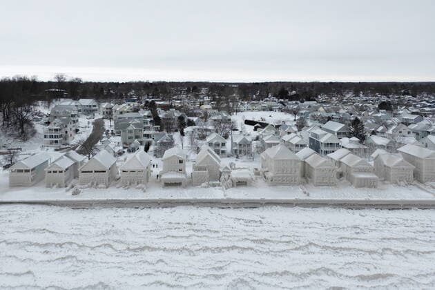 December 27, 2022, Fort Erie, Canada: Houses along the shores of Lake Erie, near Fort Erie, remain covered in ice Tuesday, following a winter storm that swept through much of Ontario. Fort Erie Canada  - ZUMAc35_ 20221227_zaf_c35_038 Copyright: xNickxIwanyshynx