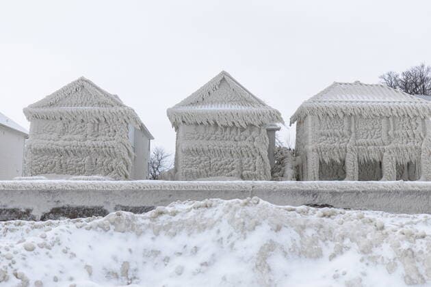 December 27, 2022, Fort Erie, Canada: Houses along the shores of Lake Erie, near Fort Erie, remain covered in ice Tuesday, following a winter storm that swept through much of Ontario. Fort Erie Canada  - ZUMAc35_ 20221227_zaf_c35_042 Copyright: xNickxIwanyshynx