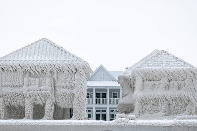 December 27, 2022, Fort Erie, Canada: Houses along the shores of Lake Erie, near Fort Erie, Ont., remain covered in ice Tuesday, following a winter storm that swept through much of Ontario. Fort Erie Canada  - ZUMAc35_ 20221227_zaf_c35_047 Copyright: xNickxIwanyshynx
