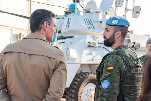 News Themen der Woche KW52 News Bilder des Tages (221228) -- MARJAYOUN, Dec. 28, 2022 -- Spanish Prime Minister Pedro Sanchez (1st L) inspects Spanish peacekeepers at Miguel de Cervantes base in Marjayoun, southern Lebanon, on Dec. 28, 2022. Sanchez on Wednesday affirmed his country s keenness to support the work of the UN Interim Force in Lebanon (UNIFIL), the National News Agency reported. LEBANON-MARJAYOUN-SPAIN-PM-UNIFIL-SPANISH BATTALION-INSPECTION LiuxZongya 
