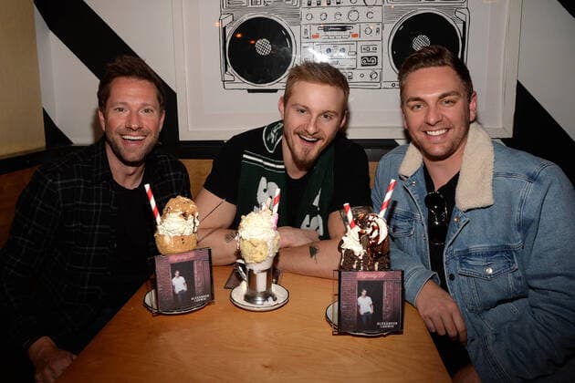 Entertainment Themen der Woche KW52 Entertainment Bilder des Tages Actor Musician Alexander Ludwig treats his bandmates to lunch at Black Tap midtown before his appearance tomorrow on Good Morning American to promote his new cd, Highway 99. Featuring: Alexander Ludwig with bandmates Jesse Tucker (L), Andrew Edmonds (R) Where: New York, New York, United States When: 28 Dec 2022 Credit: Michael Simon startraksphoto.com Cover Images Copyright: xx 52309503 EDITORIAL USE ONLY. NOT FOR USE BY NEWSPAPERS BASED IN THE UK.