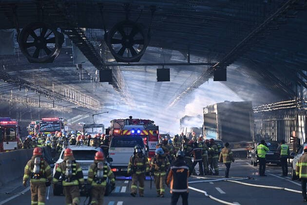 News Themen der Woche KW52 News Bilder des Tages (221229) -- GWACHEON, Dec. 29, 2022 -- Firemen work at the fire site at a sound-proof tunnel of the second Gyeongin expressway in Gwacheon, South Korea, Dec. 29, 2022. A total of six people were killed in a fire that engulfed a sound-proof tunnel of the second Gyeongin expressway in Gwacheon, about 20 km south of the capital Seoul, Yonhap news agency reported Thursday. ( via Xinhua) SOUTH KOREA-GWACHEON-EXPRESSWAY-FIRE NEWSIS 