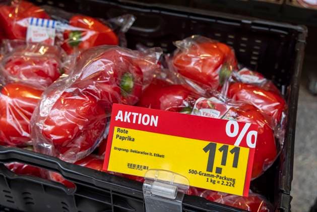 Plastikverpackung bei Obst und Gemüse. 29.12.2022: Stuttgart, Baden-Württemberg, Deutschland. *** Plastic packaging for fruit and vegetables 29 12 2022 Stuttgart, Baden Württemberg, Germany