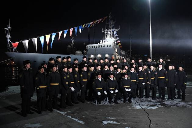 News Themen der Woche KW52 News Bilder des Tages Russland, Indienststellung neuer Kriegsschiffe f?r die russische Marine Russia Putin Navy Vessels Commissioning 8349530 29.12.2022 Crew members are photographed against the background of the Project 12700 minesweeper Anatoly Shlemov during a flag-raising ceremony in Vladivostok, Russia. Named after Admiral Anatoly Shlemov (1949-2018) of the Russian Navy, the ship belongs to a new generation of the minesweeping forces. Vitaliy Ankov Sputnik Vladivostok Primorsky krai region Russia  Copyright: xVitaliyxAnkovx