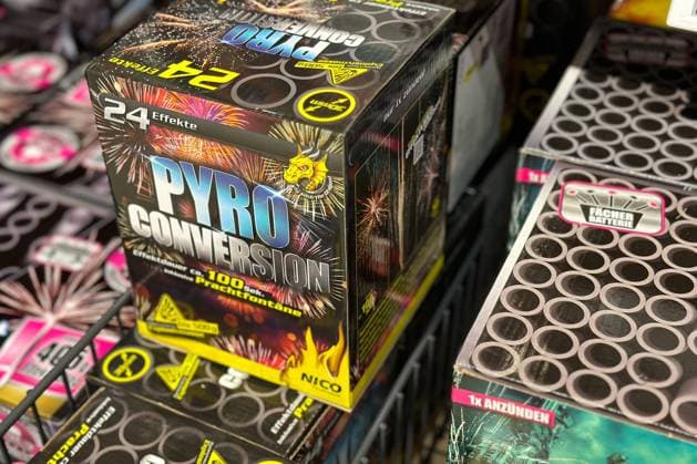 Feuerwerk Verkauf startet, 29.12.2022, Baden-Württemberg, Heubach: Nach der Hängepartie im vergangenen Jahr, startet der Feuerwerksverkauf in einem Discounter. Heubach Baden-Württemberg Deutschland Heubach *** Fireworks sale starts, 29 12 2022, Baden Württemberg, Heubach After the hanging party last year, the fireworks sale starts in a discount store Heubach Baden Württemberg Germany Heubach Copyright: x xonw-imagesx xMariusxBullingx