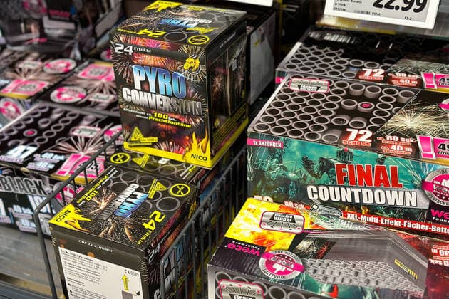 News Themen der Woche KW52 News Bilder des Tages Feuerwerk Verkauf startet, 29.12.2022, Baden-Württemberg, Heubach: Nach der Hängepartie im vergangenen Jahr, startet der Feuerwerksverkauf in einem Discounter. Heubach Baden-Württemberg Deutschland Heubach *** Fireworks sale starts, 29 12 2022, Baden Württemberg, Heubach After the hanging party last year, the fireworks sale starts in a discount store Heubach Baden Württemberg Germany Heubach Copyright: x xonw-imagesx xMariusxBullingx