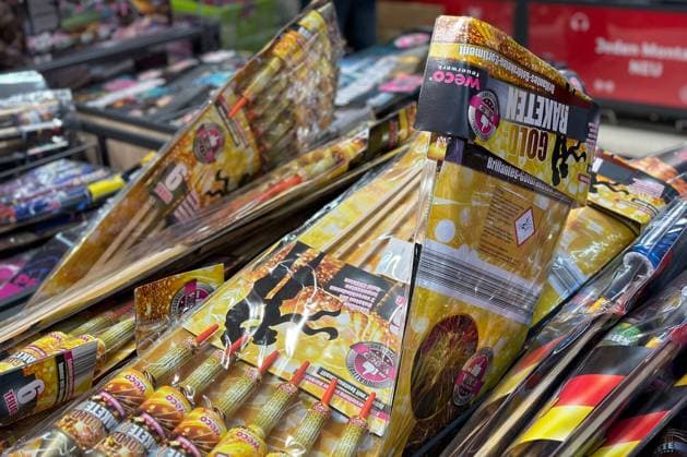 Feuerwerk Verkauf startet, 29.12.2022, Baden-Württemberg, Heubach: Nach der Hängepartie im vergangenen Jahr, startet der Feuerwerksverkauf in einem Discounter. Heubach Baden-Württemberg Deutschland Heubach *** Fireworks sale starts, 29 12 2022, Baden Württemberg, Heubach After the hanging party last year, the fireworks sale starts in a discount store Heubach Baden Württemberg Germany Heubach Copyright: x xonw-imagesx xMariusxBullingx