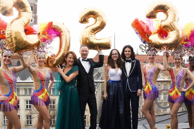 Entertainment Themen der Woche KW52 News Bilder des Tages Mit Gardistinnen Narrhalla Faschings Prinzenpaar Ulrike I. Westenrieder Steve I. Henze Jugendprinzenpaar Paula I. Piendl Levi I. Kirner Muenchen 29.12.2022 Hotel Bayerischer Hof Narrhalla Prinzenpaar und Gardistinnen- termin Muenchen *** With guards Narrhalla Faschings Prinzenpaar Ulrike I Westenrieder Steve I Henze Jugendprinzenpaar Paula I Piendl Levi I Kirner Muenchen 29 12 2022 Hotel Bayerischer Hof Narrhalla Prinzenpaar und Gardistinnen termin Muenchen