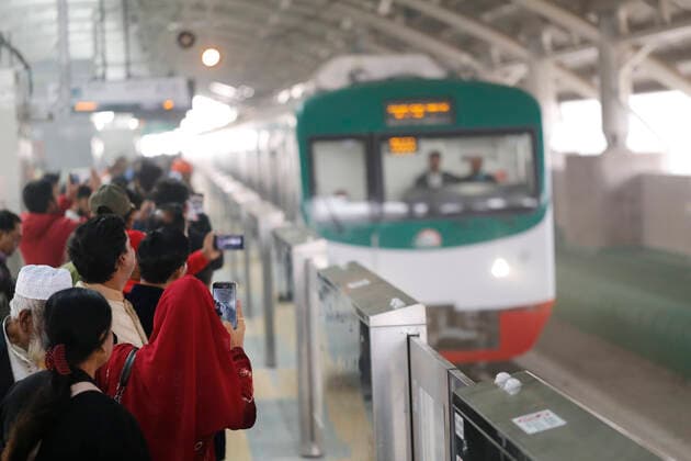 News Themen der Woche KW52 News Bilder des Tages Bangladesch, Eröffnung der ersten Metro Linie in Dhaka Metro Rail Open In Bangladesh Passengers wait for metro rail at a station after the country s first metro rail opened for the public in Dhaka, Bangladesh on December 29, 2022. Dhaka Bangladesh  Copyright: xRehmanxAsadx originalFilename: asad-notitle221229_npagT.jpg