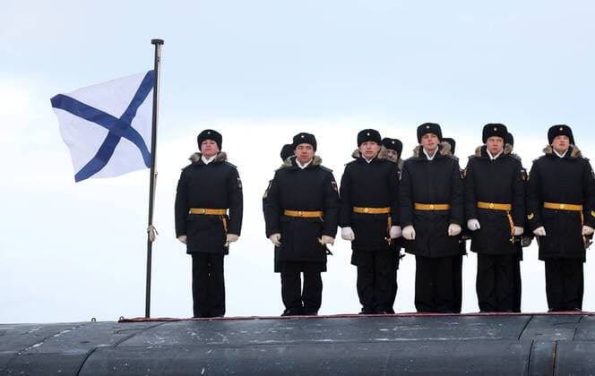News Themen der Woche KW52 News Bilder des Tages Russland, Indienststellung neuer Kriegsschiffe f?r die russische Marine Russia Putin Navy Vessels Commissioning 8349607 29.12.2022 Crew members attend the ceremony of raising the naval flag on the Generalissimo Suvorov nuclear submarine, which enters service with the Northern Fleet, in Severodvinsk, Russia. Pavel Lvov Sputnik Severodvynsk Russia  Copyright: xPavelxLvovx