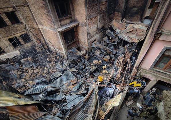 News Themen der Woche KW52 News Bilder des Tages Nepal, Feuer auf Lagerplatz in Kathmandu December 29, 2022, Kathmandu, Bagmati, Nepal: People gather around the site of a fire accident at junkyard in Kathmandu, capital of Nepal on December 29, 2022.. The fire caused no casualties. Kathmandu Nepal - ZUMAs233 20221229_zap_s233_002 Copyright: xSunilxSharmax