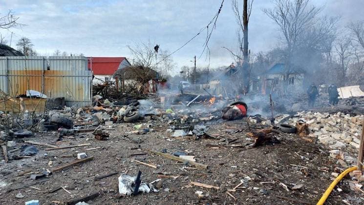 News Bilder des Tages Ukraine-Konflikt, Raketenangriff auf Kiew This image shows the devastation caused by a Russian missile attack on a residential area of the Darnytsky district of Kyiv on Thursday morning (29December2022). Three people were injured in the attack, including a 14-year-old girl. Commenting on the attack, Deputy Head of the Office of the President of Ukraine Kyrylo Tymoshenko said: This is what Russia s New Year s terror looks like. The missile was one of more than 120 fired by Russia at its neighbour on Thursday, according to Ukrainian officials. Where: Kyiv, Kyiv Oblast, Ukraine When: 29 Dec 2022 Credit: Kyrylo Tymoshenko Office of the President of Ukraine Cover Images **EDITORIAL USE ONLY. MATERIALS ONLY TO BE USED IN CONJUNCTION WITH EDITORIAL STORY. THE USE OF THESE MATER Copyright: xx 52310386 EDITORIAL USE ONLY. NOT FOR USE BY NEWSPAPERS BASED IN THE UK.