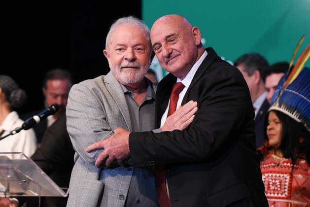 Brasilien, Luiz Inacio Lula da Silva stellt in Brasilia Minister seiner neuen Regierung vor BRASÍLIA DE MINAS, MG - 29.12.2022: LULA ANUNCIA ÚLTIMOS MINISTROS - Photo, President Lula and General Gonçalves Dias, Institutional Security Office (GSI). This Thursday (29) President-elect Luiz Inácio Lula da Silva announced the last names of ministers to compose the ministerial staff of his government. x2313934x  TonxMolina