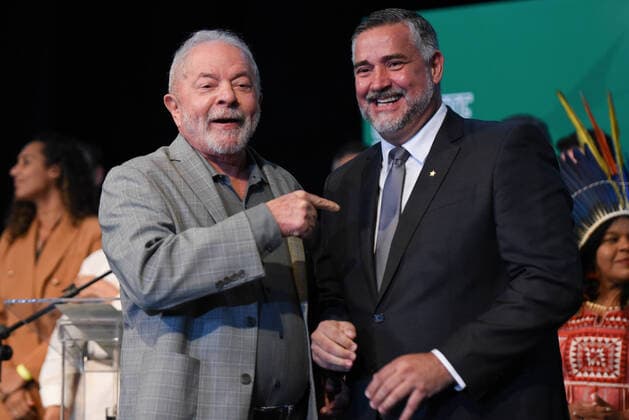 Brasilien, Luiz Inacio Lula da Silva stellt in Brasilia Minister seiner neuen Regierung vor BRASÍLIA DE MINAS, MG - 29.12.2022: LULA ANUNCIA ÚLTIMOS MINISTROS - Photo, President Lula and Paulo Pimenta, Secretariat of Social Communication (SECOM). This Thursday (29) President-elect Luiz Inácio Lula da Silva announced the last names of ministers to compose the ministerial staff of his government. x2313955x  TonxMolina