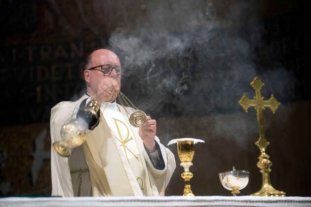 News Themen der Woche KW52 News Bilder des Tages Rom, Messe und Rosenkranzgebet der Gemeinde Santa Maria Consolatrice für Papst Benedikt XVI. Italy, Rome, Vatican, 2022 12 29 . Upon learning of the news of the worsening health condition of the Pope Emeritus, the community of the parish of Santa Maria Consolatrice in Casal Bertone, of which in 1977 the then Cardinal Joseph Ratzinger was appointed titular, taking possession of the title on Oct. 15 of that year celebrated a Mass and recitation of the Rosary under the picture of Mary Consolatrice to whom Pope Benedict is devoted , Rome . Photograph by Alessia Giuliani Catholic Press Photos . RESTRICTED TO EDITORIAL USE - NO MARKETING - NO ADVERTISING CAMPAIGNS.  Copyright: xALESSIAxGIULIANIx xipa-agency.nex xAlessiaxGiulianix IPA_IPA35270054