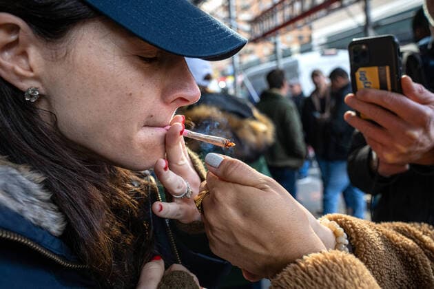 News Themen der Woche KW52 News Bilder des Tages USA, Eröffnung von Housing Works Cannabis, der ersten legalen Marihuana-Ausgabestelle in New York A person lights a marijuana cigarette during the opening of Housing Works Cannabis, the first legal marijuana dispensary located in the lower part of Broadway Avenue, in the south of Manhattan in New York, USA, 29 December 2022. The first legal recreational marijuana dispensary in New York opened its doors Thursday and made its first sale to CEO Alexander. The first legal marijuana store opens in New York !ACHTUNG: NUR REDAKTIONELLE NUTZUNG!  Copyright: xAngelxColmenaresx USA2918 20221229-3ebe527a4fd35b7ca2c6c14fbbc9f09ee29903fe