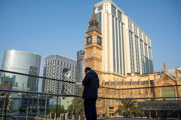 Daily Life In Macau A man standing front of hotels , resorts and Casinos on the Cotai Strop on December 29, 2022 in Macau, China. Macau Macau  Copyright: xVernonxYuenx originalFilename: yuen-dailylif221229_np1UY.jpg