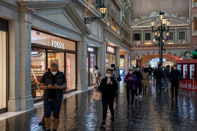 Daily Life In Macau Shoppers wearing face masks inside The Grand Canal Shoppes on December 29, 2022 in Macau, China. Macau Macau  Copyright: xVernonxYuenx originalFilename: yuen-dailylif221229_nprCQ.jpg