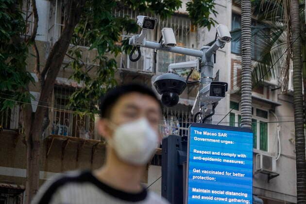 News Themen der Woche KW52 News Bilder des Tages Daily Life In Macau A man wearing face mask walks in front of a dozen of CCTV Camera on December 29, 2022 in Macau, China. Macau Macau  Copyright: xVernonxYuenx originalFilename: yuen-dailylif221229_npAOz.jpg